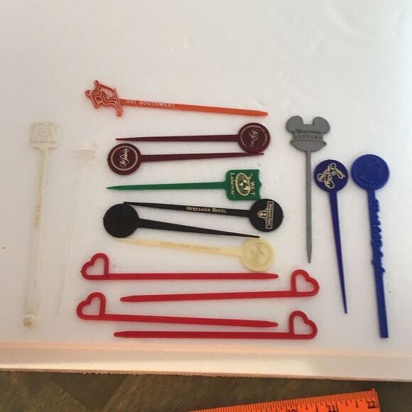 70 vintage swizzle/stirring sticks, including Greenbrier, top of the mark Disney - Picture 2 of 13